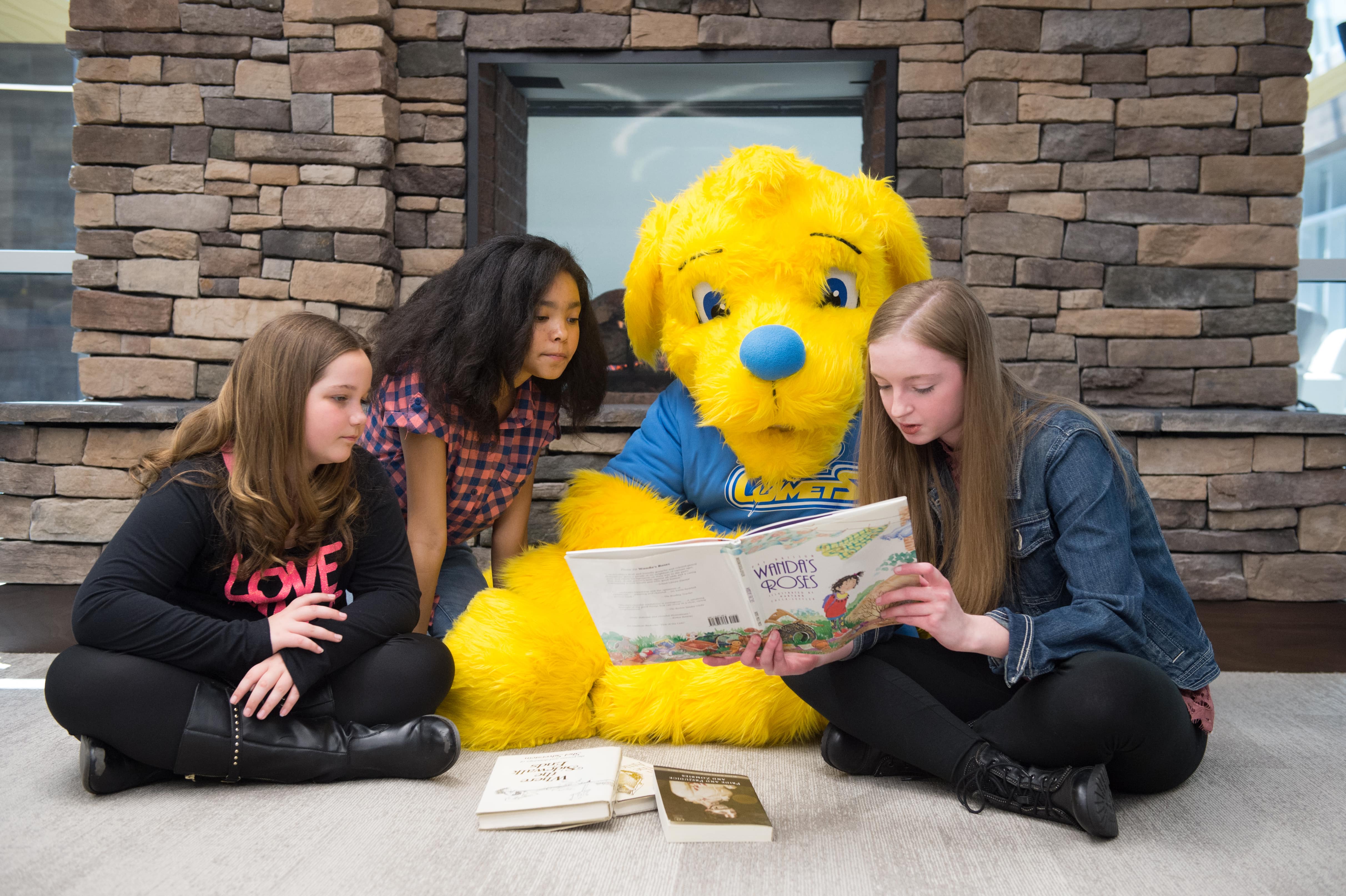 Image of CCA students reading with Comet.